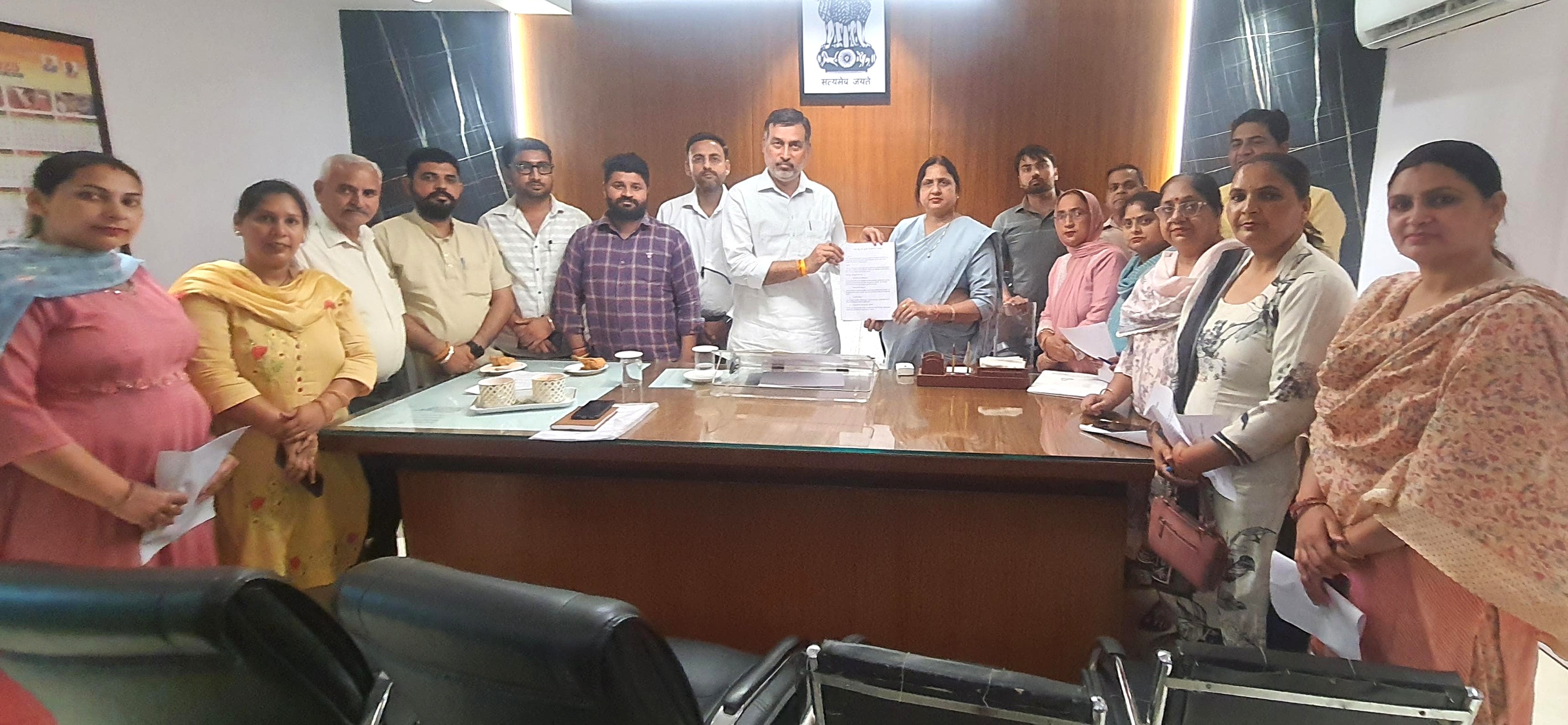 महापौर को प्रस्ताव सौंपते हुए पार्षद महापौर को प्रस्ताव सौंपते हुए पार्षद