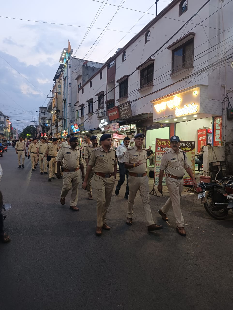 उज्जैन: नगरीय सीमा,रेलवे स्टेशन,होटल्स से लेकर महाकाल मंदिर तक सुरक्षा बढ़ाई उज्जैन: नगरीय सीमा,रेलवे स्टेशन,होटल्स से लेकर महाकाल मंदिर तक सुरक्षा बढ़ाई