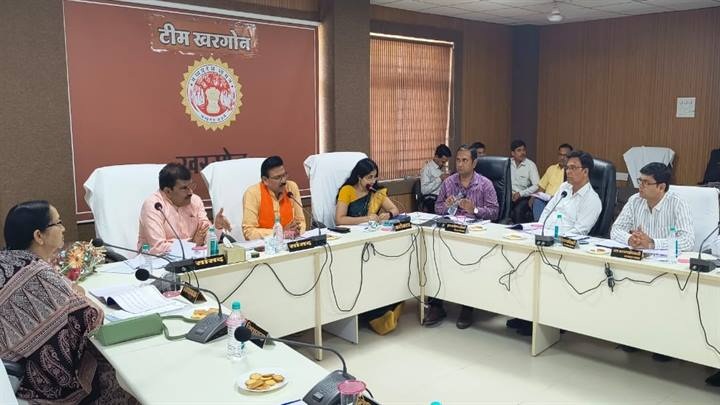 खरगोनः जिला विकास समन्वय एवं निगरानी समिति की बैठक में विकास कार्यों की हुई समीक्षा खरगोनः जिला विकास समन्वय एवं निगरानी समिति की बैठक में विकास कार्यों की हुई समीक्षा