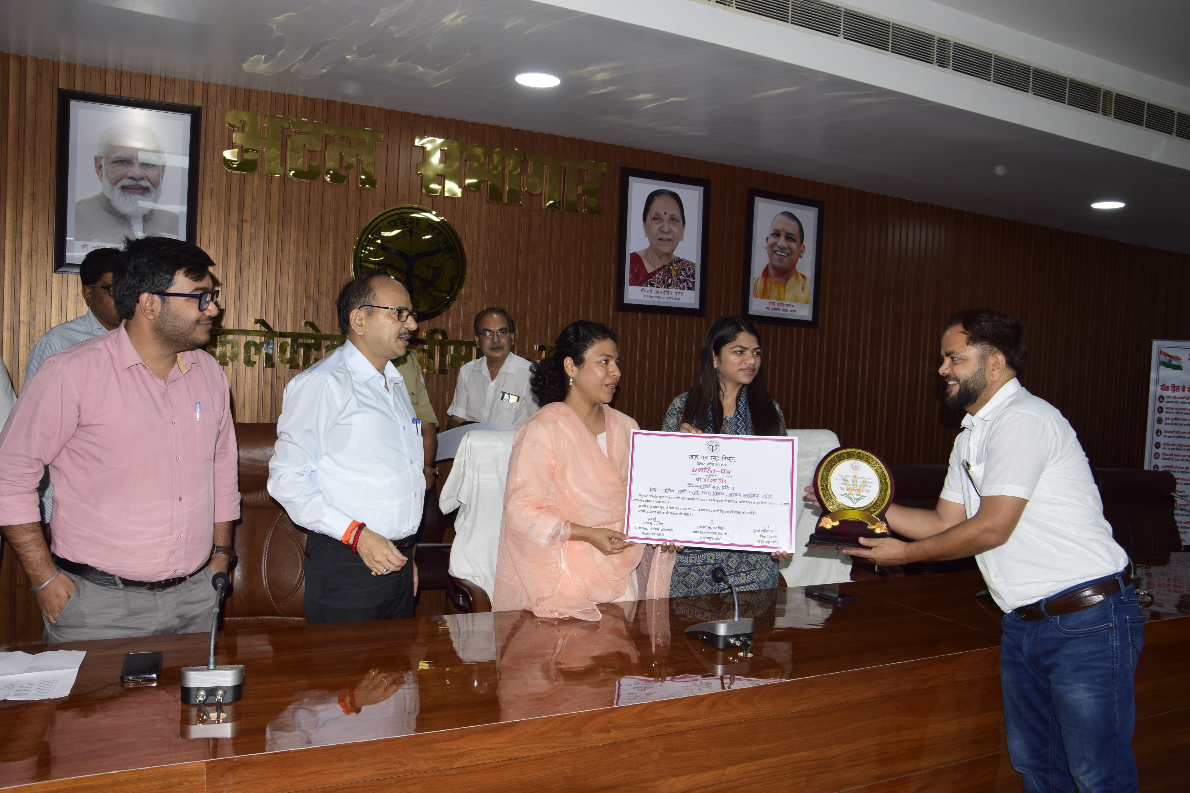 गाय केंद्र प्रभारियों को सम्मानित करती डीएम दुर्गा शक्ति नागपाल गाय केंद्र प्रभारियों को सम्मानित करती डीएम दुर्गा शक्ति नागपाल