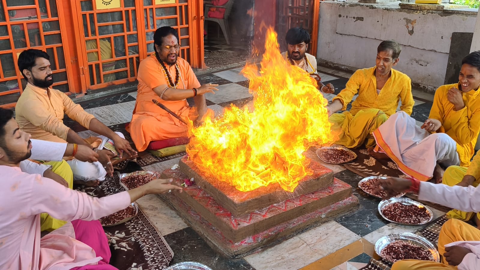 चित्तौड़गढ़ में शुक्रवार को देश की जीत के लिए हुवे हवन में आहुतियां दी गई। चित्तौड़गढ़ में शुक्रवार को देश की जीत के लिए हुवे हवन में आहुतियां दी गई।