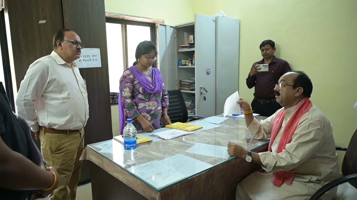 उप मुख्यमंत्री अरुण साव निरीक्षण के दाैरान कर्मचारियाें से चर्चा करते उप मुख्यमंत्री अरुण साव निरीक्षण के दाैरान कर्मचारियाें से चर्चा करते