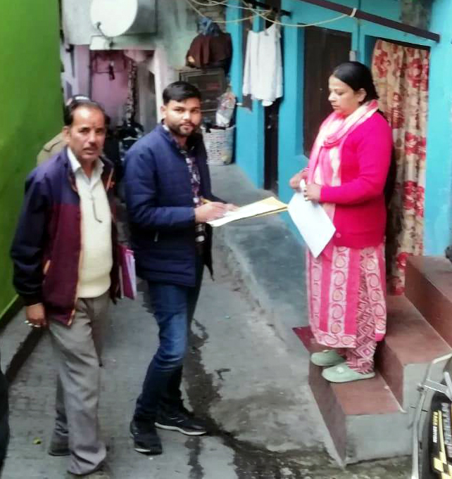 भवनों की जांच करते प्राधिकरण के अवर अभियंता। भवनों की जांच करते प्राधिकरण के अवर अभियंता।