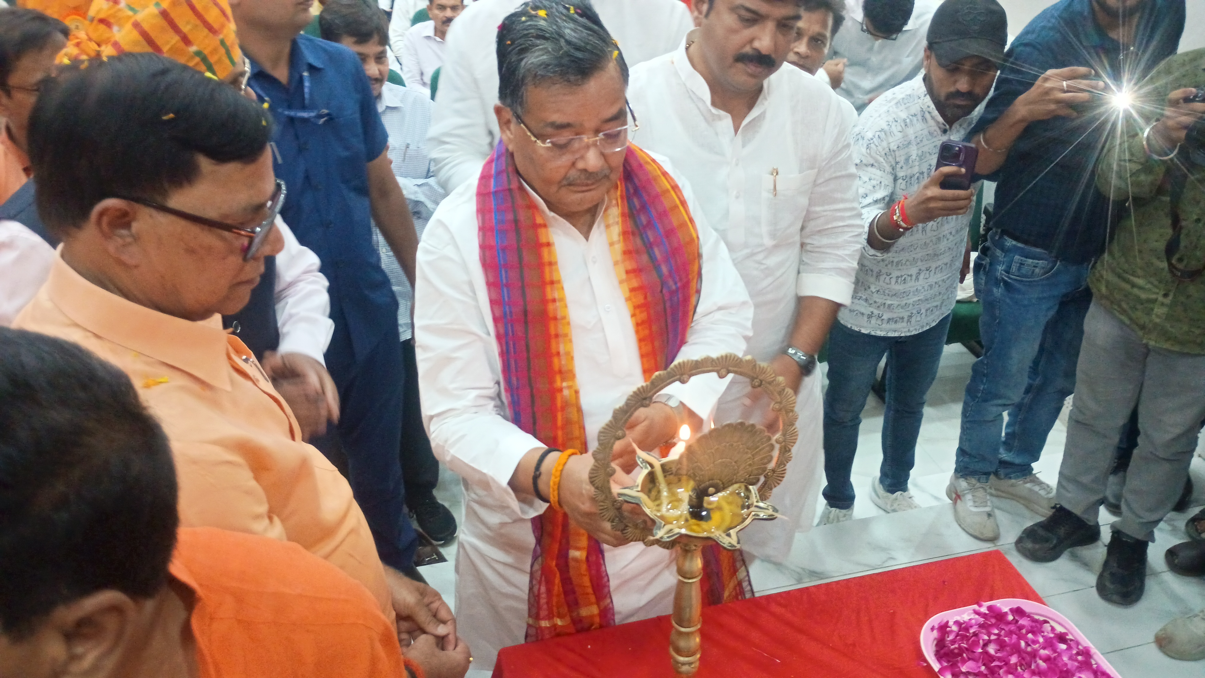 दीप प्रज्वलित करते हुए मंत्री जय वीर सिंह व अन्य लोग