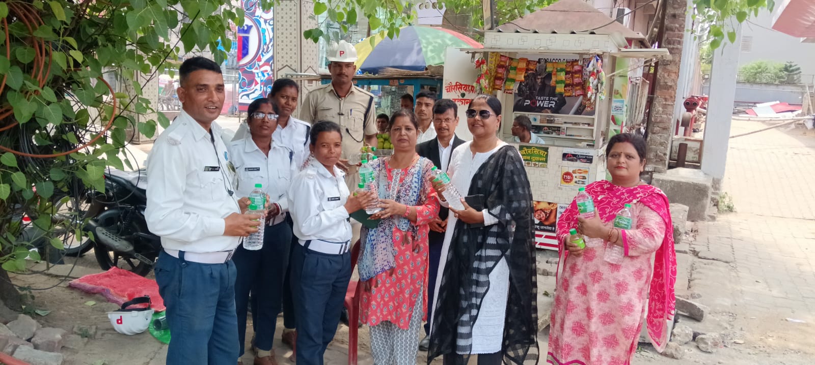 लोगों को पानी देती रोटरी क्लब की सदस्य लोगों को पानी देती रोटरी क्लब की सदस्य