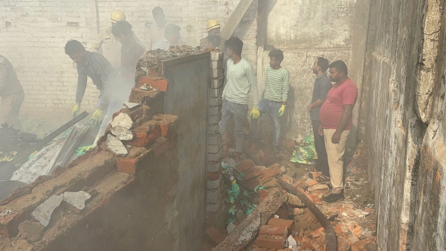 कोरबा के जिला अस्पताल के सामने हैंड ग्लव्स गोदाम में भीषण आग कोरबा के जिला अस्पताल के सामने हैंड ग्लव्स गोदाम में भीषण आग