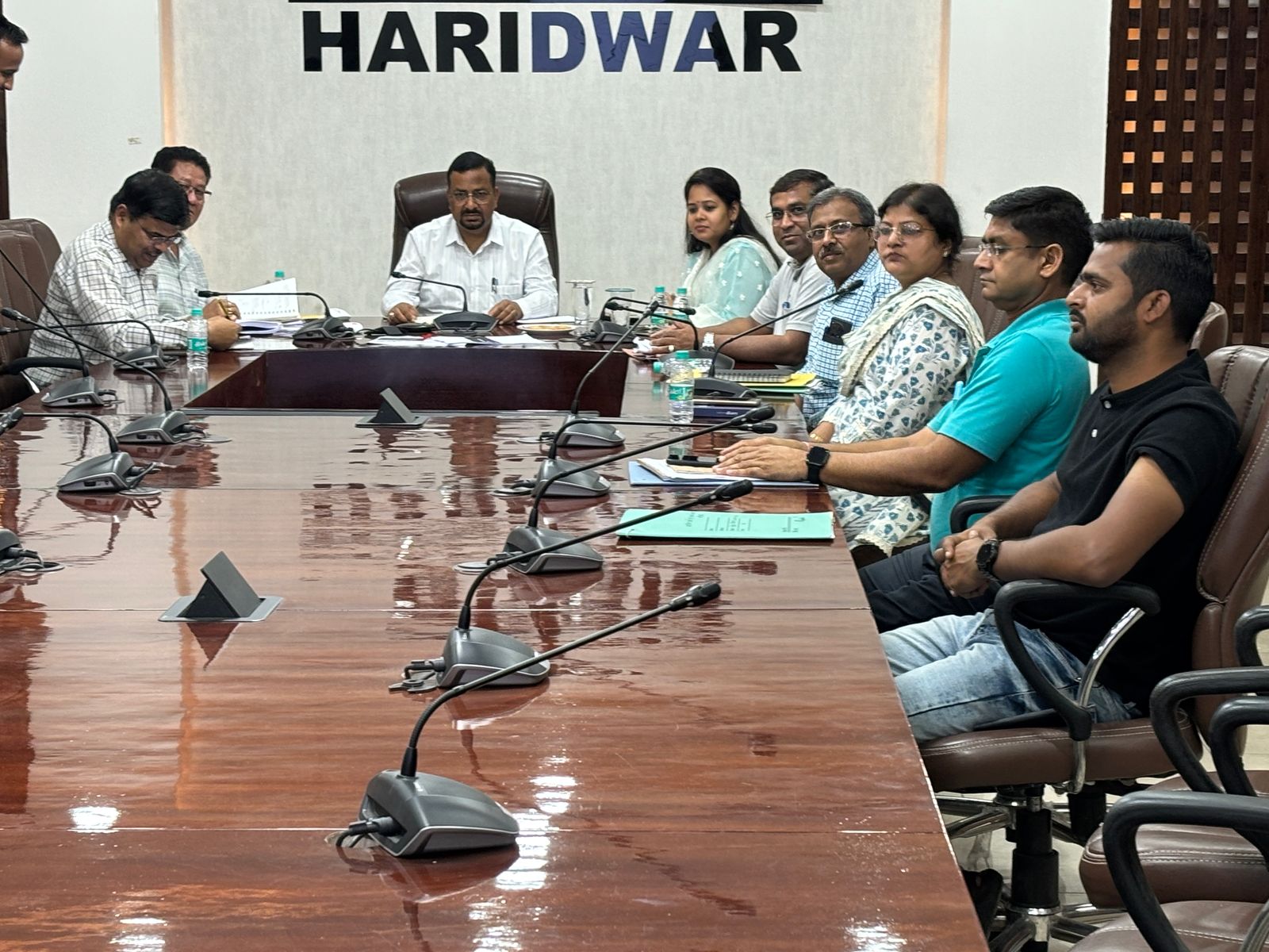 अधिकारियों की बैठक लेते जिलाधिकारी अधिकारियों की बैठक लेते जिलाधिकारी