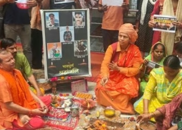 मनकामेश्वर मंदिर में शांति हवन करती हुई महंत देव्या गिरी (वीडियो से ली गयी फोटो) मनकामेश्वर मंदिर में शांति हवन करती हुई महंत देव्या गिरी (वीडियो से ली गयी फोटो)