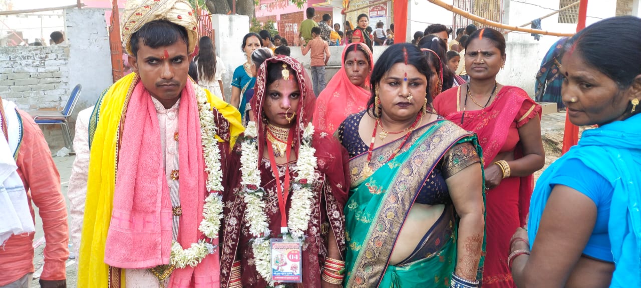 विवाह के उपरांत विदा होते वर-वधु विवाह के उपरांत विदा होते वर-वधु