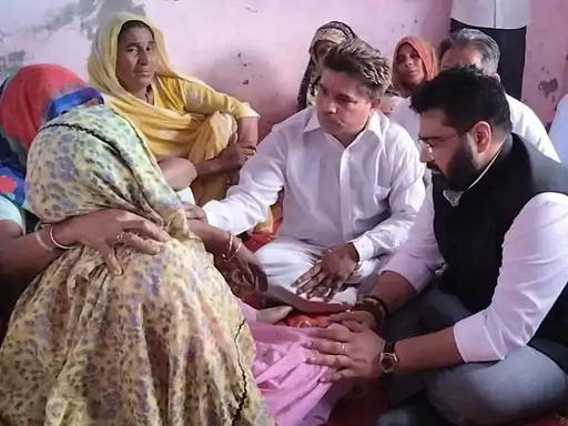 शहीद की मां व पत्नी को सांत्वना देते राज्यसभा सांसद।