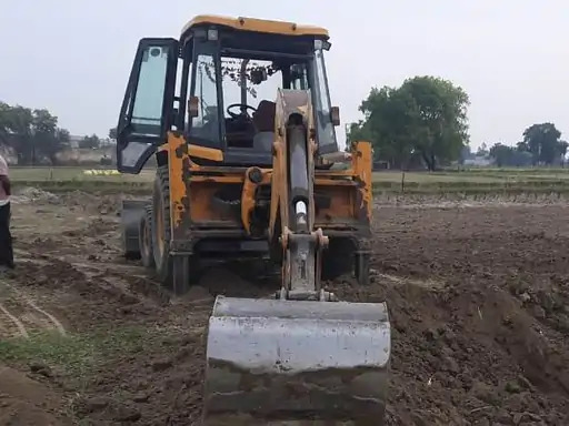 पलवल में विभाग द्वारा जब्त की गई जेसीबी। पलवल में विभाग द्वारा जब्त की गई जेसीबी।