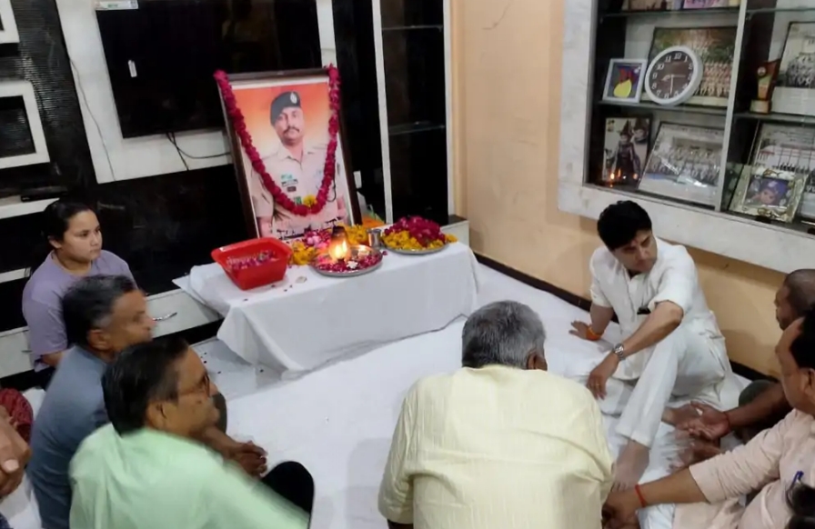आईटीबीपी जवान गौरव सेंगर को पुष्पांजलि अर्पित कर परिवारजनों से इस दुख की घड़ी में शोक संवेदनाएं व्यक्त की आईटीबीपी जवान गौरव सेंगर को पुष्पांजलि अर्पित कर परिवारजनों से इस दुख की घड़ी में शोक संवेदनाएं व्यक्त की