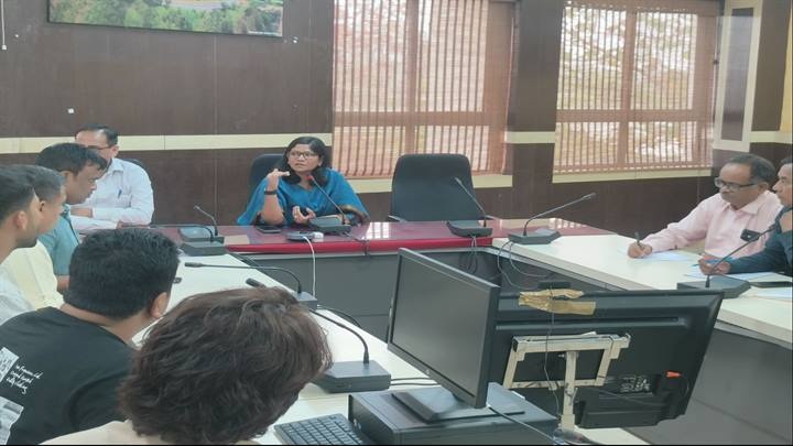 आपात स्थिति के मद्देनजर कलेक्टर ने ली पेट्रोल पंप संचालकों की बैठक आपात स्थिति के मद्देनजर कलेक्टर ने ली पेट्रोल पंप संचालकों की बैठक