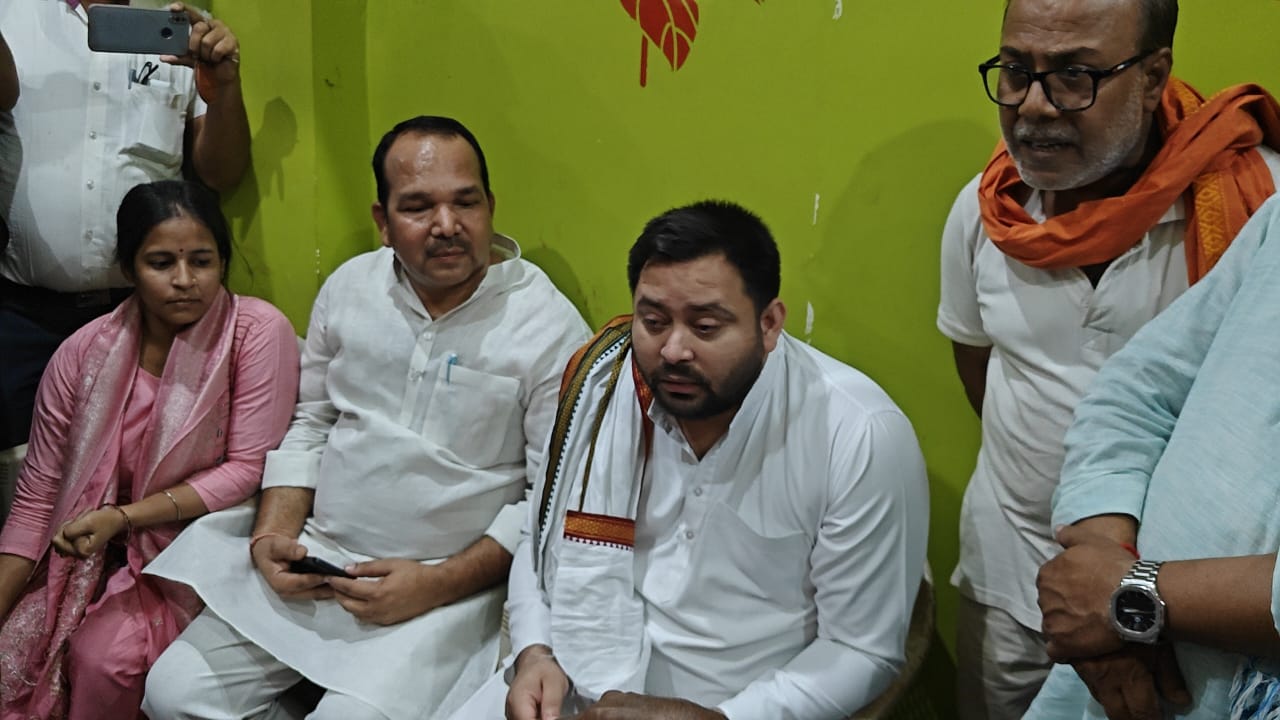 परिवार से मिलते तेजस्वी यादव परिवार से मिलते तेजस्वी यादव