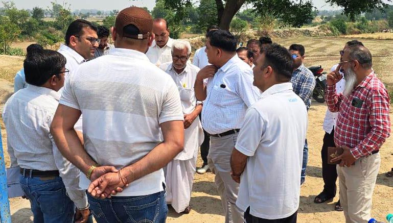 घग्घर नदी के तटबंधों का निरीक्षण करते एसडीएम। घग्घर नदी के तटबंधों का निरीक्षण करते एसडीएम।
