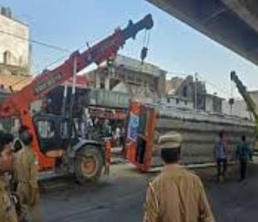 लखनऊ के बंथरा में पलटी बस को क्रेन से ले जाते कर्मी (वीडियो से ली गयी फोटो) लखनऊ के बंथरा में पलटी बस को क्रेन से ले जाते कर्मी (वीडियो से ली गयी फोटो)