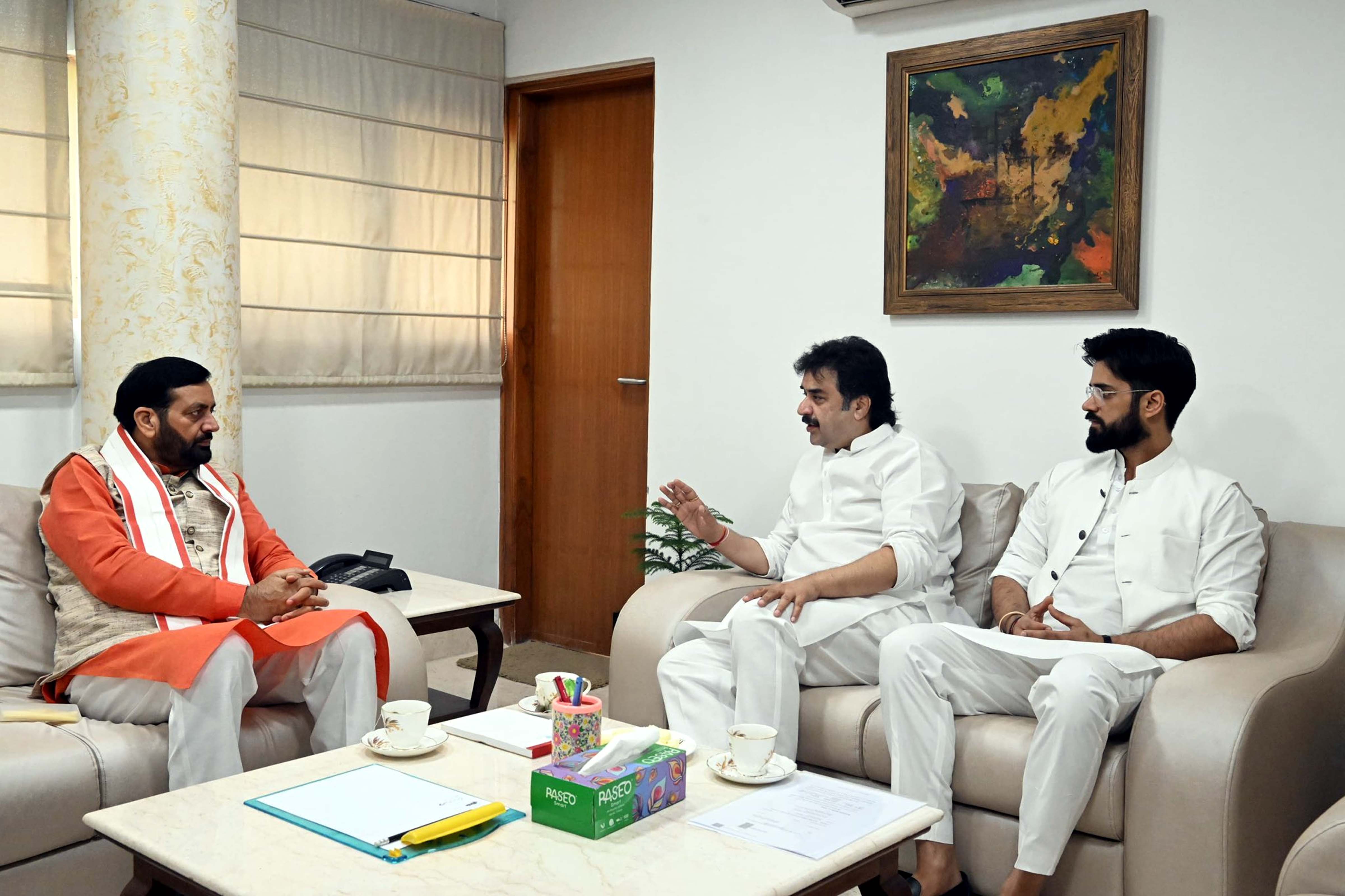 नई दिल्ली हरियाणा भवन में मुख्यमंत्री से मुलाकात करते हुए कुलदीप बिश्नोई एवं भव्य बिश्नोई नई दिल्ली हरियाणा भवन में मुख्यमंत्री से मुलाकात करते हुए कुलदीप बिश्नोई एवं भव्य बिश्नोई