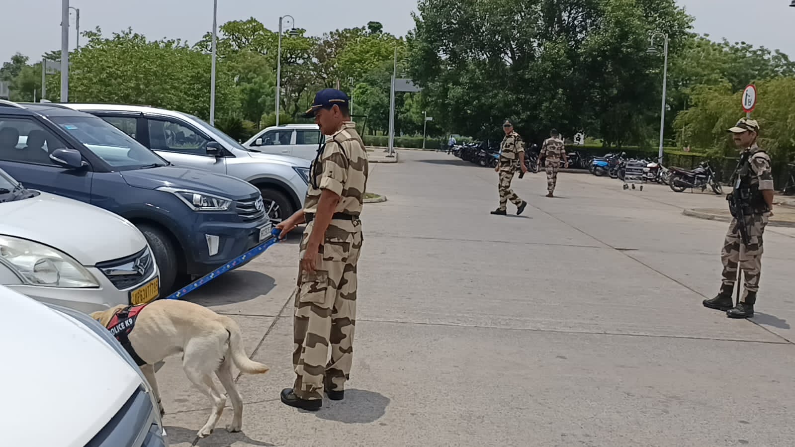 सड़कों पर सुरक्षा बल के जवान सड़कों पर सुरक्षा बल के जवान