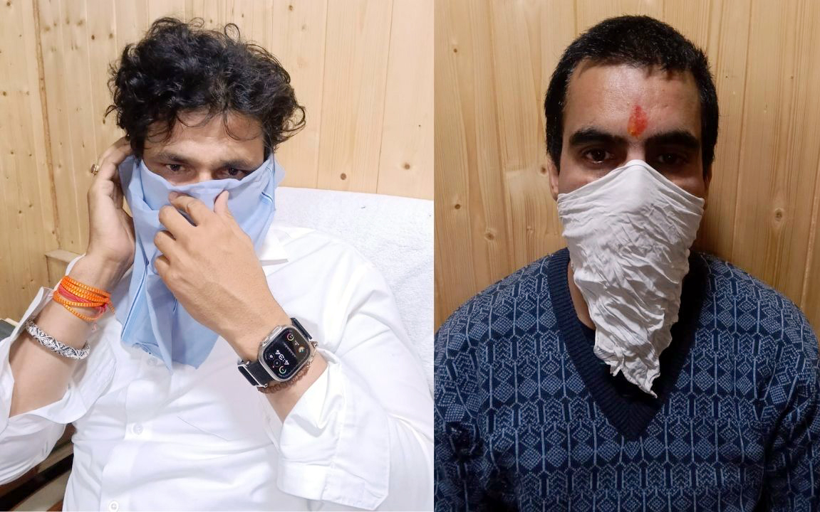 पकड़े गये नैनीताल जनपद के मुख्य कोषाधिकारी दिनेश कुमार राणा और अकाउन्टेन्ट बसन्त कुमार जोशी। पकड़े गये नैनीताल जनपद के मुख्य कोषाधिकारी दिनेश कुमार राणा और अकाउन्टेन्ट बसन्त कुमार जोशी।