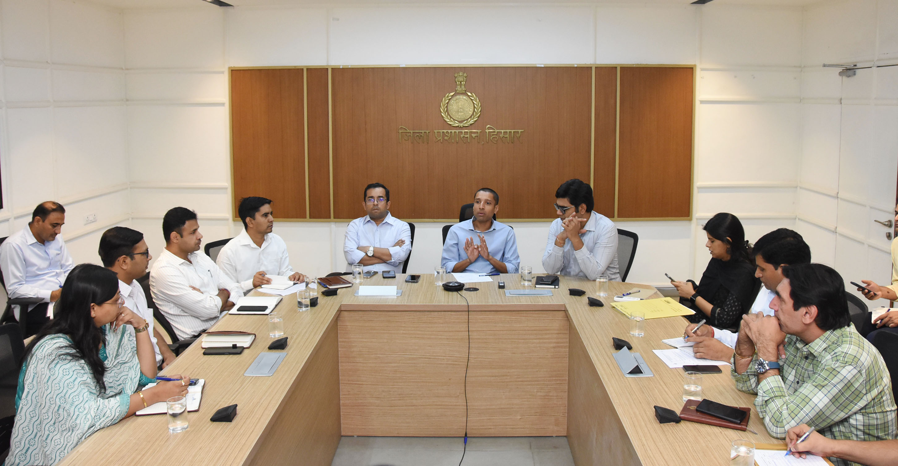 बैठक में अधिकारियों को निर्देश देते उपायुक्त अनीश यादव। बैठक में अधिकारियों को निर्देश देते उपायुक्त अनीश यादव।