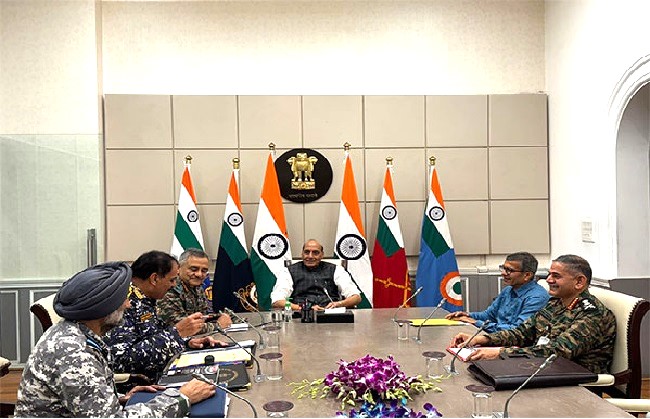रक्षा मंत्री राजनाथ सिंह ने चीफ डिफेंस ऑफ स्टाफ और तीनों सेना प्रमुखों के साथ बैठक की रक्षा मंत्री राजनाथ सिंह ने चीफ डिफेंस ऑफ स्टाफ और तीनों सेना प्रमुखों के साथ बैठक की
