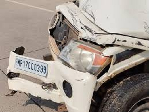 मैहर में बारातियों से भरी बोलेरो पलटी मैहर में बारातियों से भरी बोलेरो पलटी
