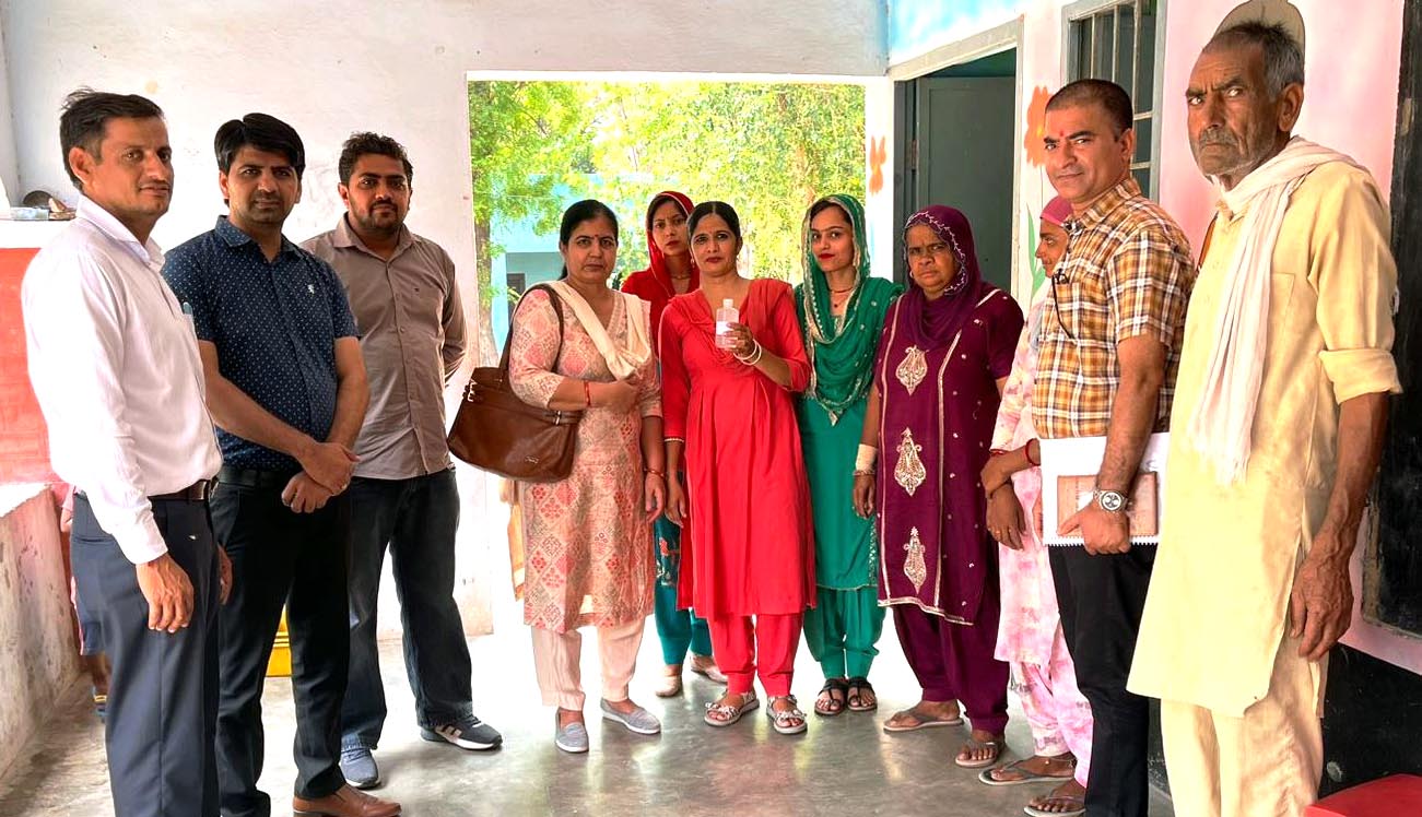 ग्रामीणों को जागरूक करती विभागीय टीम। ग्रामीणों को जागरूक करती विभागीय टीम।