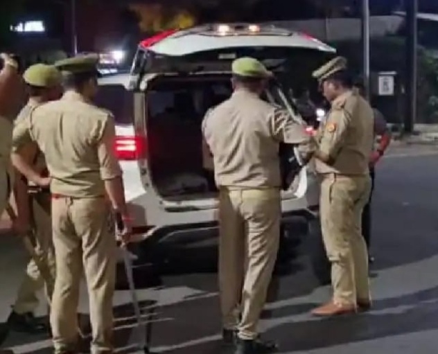 वाहनों की सघन तलाशी लेती पुलिस वाहनों की सघन तलाशी लेती पुलिस