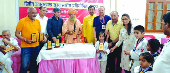 खिलाडि़यों को सम्मानित करते हुए खिलाडि़यों को सम्मानित करते हुए