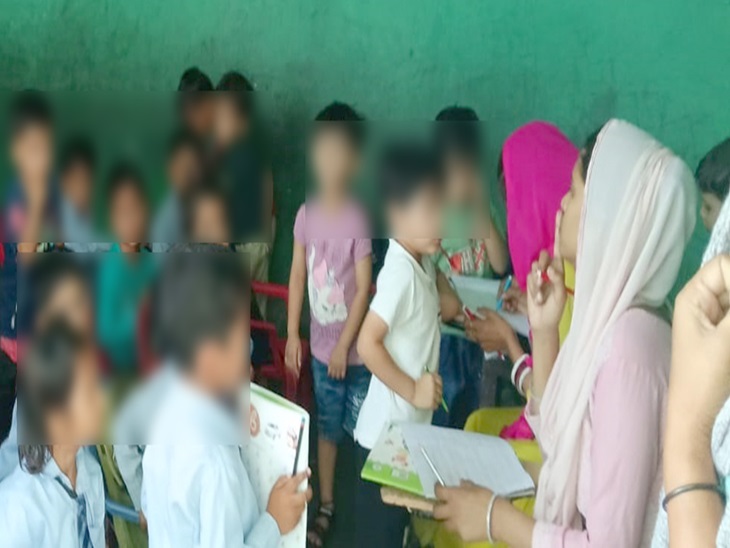 प्ले स्कूल में बच्चों को पढ़ाते टीचर प्ले स्कूल में बच्चों को पढ़ाते टीचर