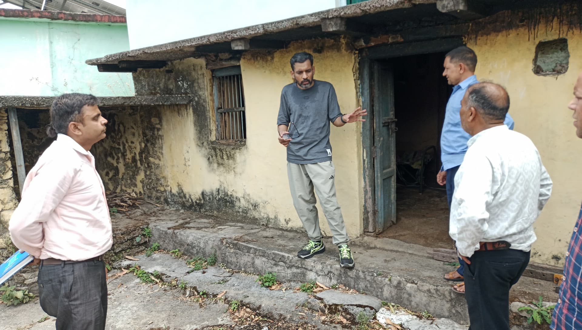 धोतिया तोक का निरीक्षण करते डीएम पौड़ी धोतिया तोक का निरीक्षण करते डीएम पौड़ी