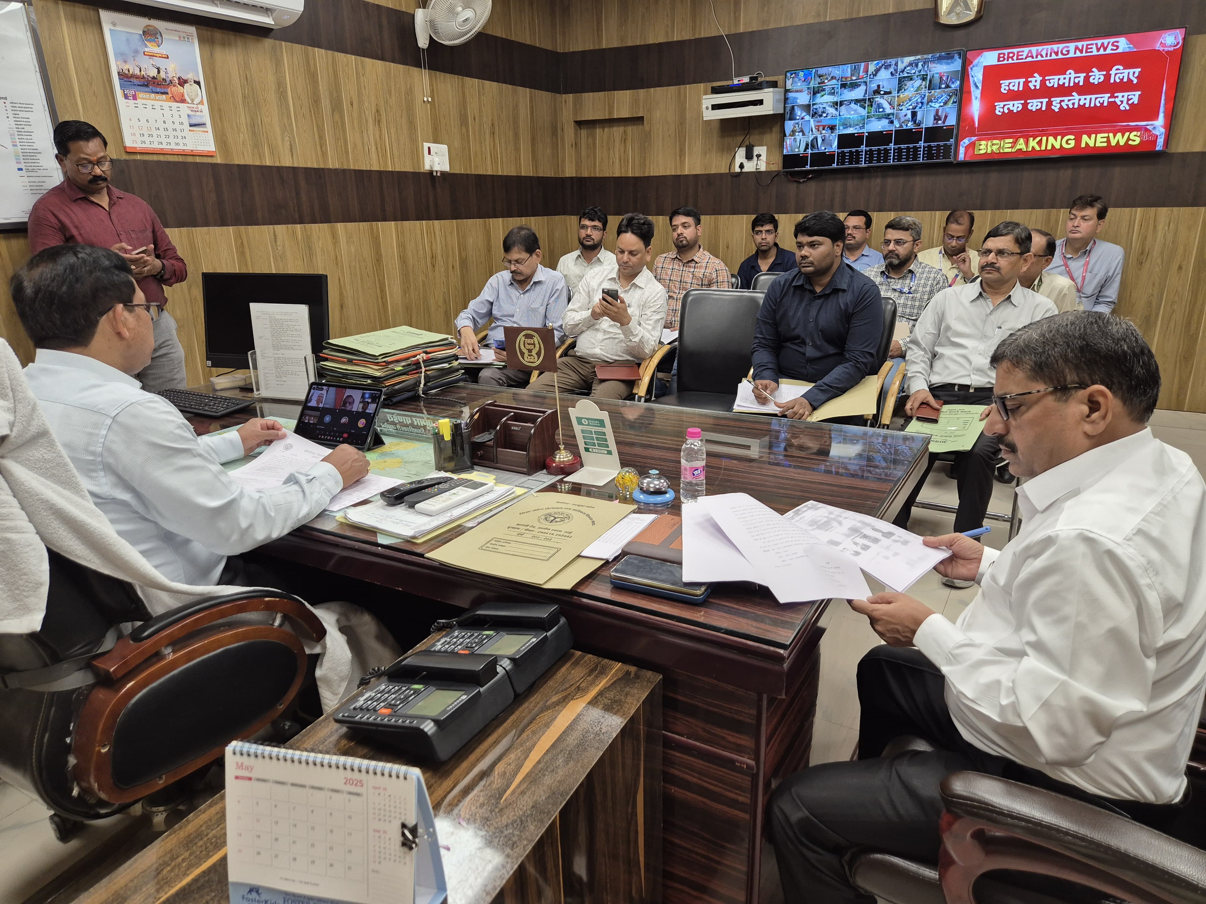जिलाधिकारी प्रगति रिपोर्ट लेते हुए जिलाधिकारी प्रगति रिपोर्ट लेते हुए