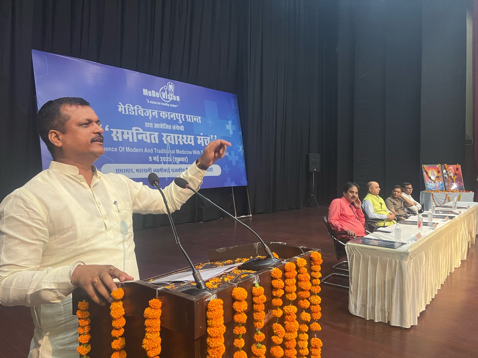 मंच पर बोलते अभाविप के अधिकारी शाही मंच पर बोलते अभाविप के अधिकारी शाही