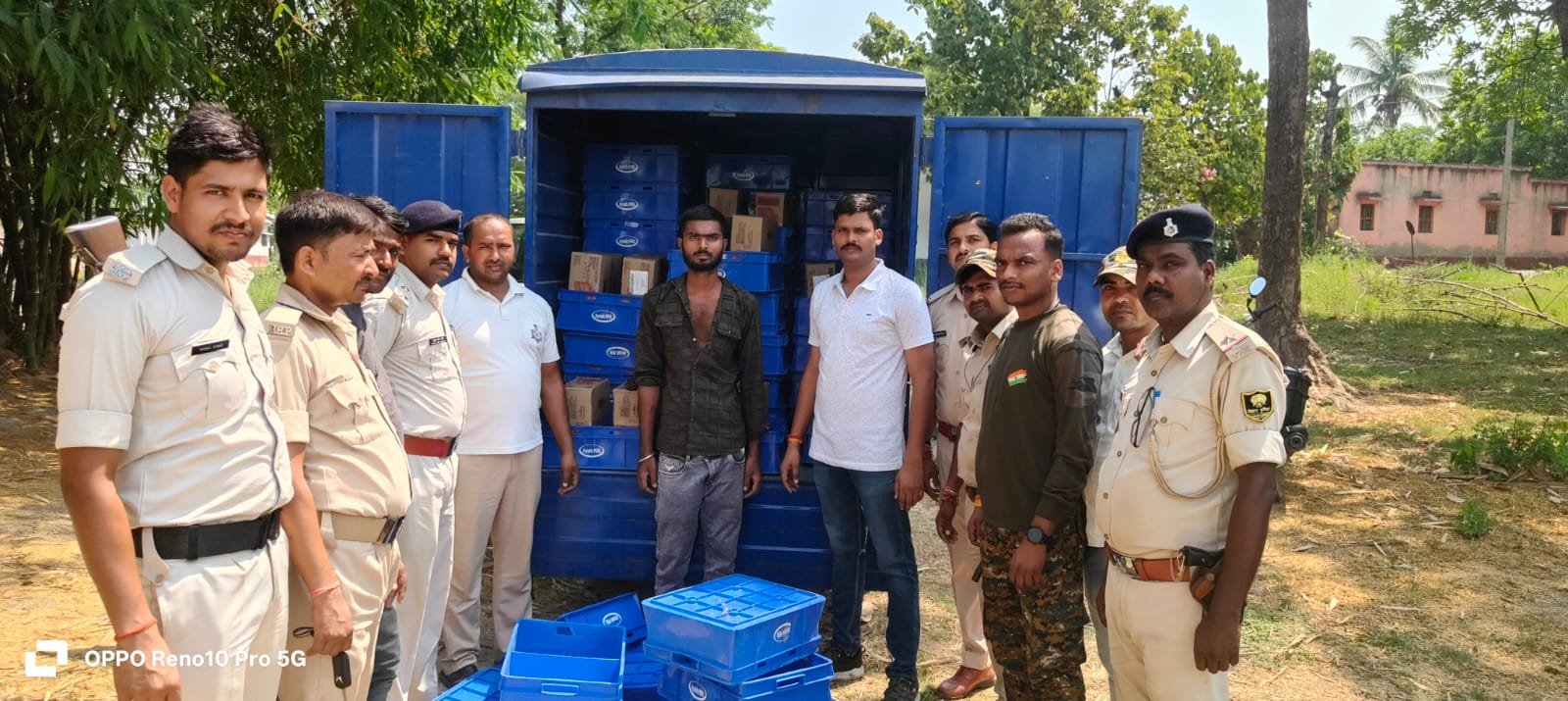 दूध वाहन से बरामद शराब के साथ तस्कर दूध वाहन से बरामद शराब के साथ तस्कर