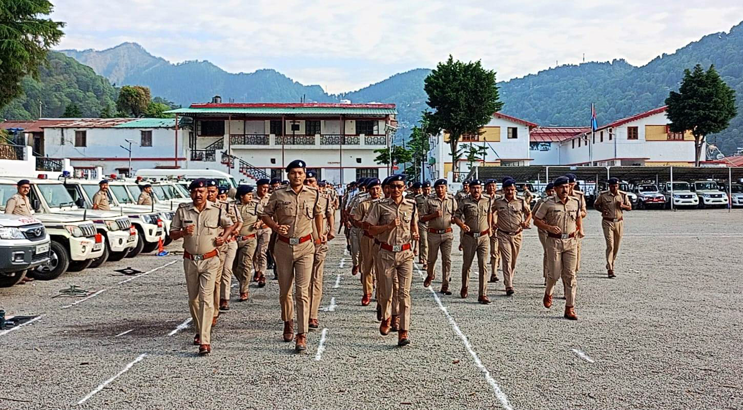 नैनीताल पुलिस लाइन में परेड करते पुलिस कर्मी। नैनीताल पुलिस लाइन में परेड करते पुलिस कर्मी।