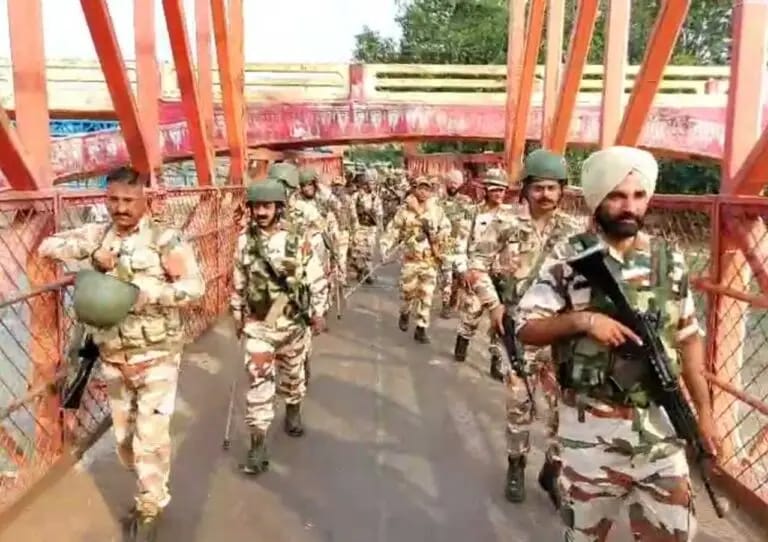 घर की पैड़ी पर सशस्त्र बल के जवान घर की पैड़ी पर सशस्त्र बल के जवान