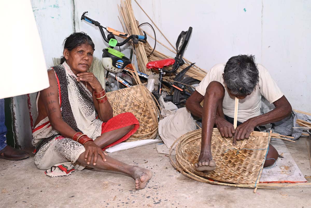 कुलेश्वरी कमार का परिवार पर्रा और सुपा बनाते
