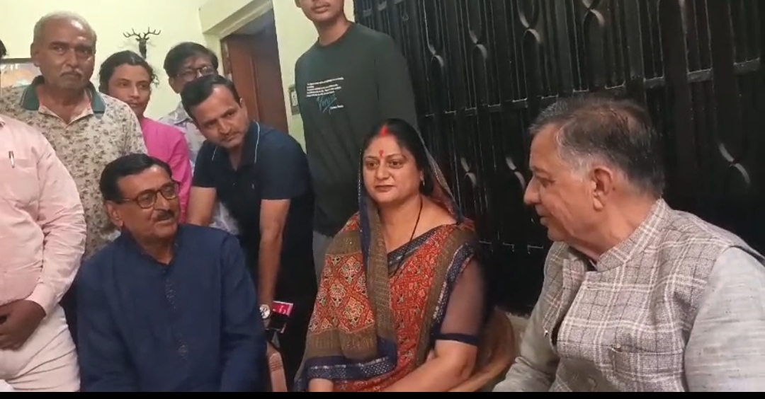 परिजनों से बातचीत करते विधानसभा अध्यक्ष सतीश महाना परिजनों से बातचीत करते विधानसभा अध्यक्ष सतीश महाना