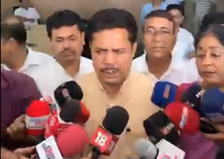 पत्रकारों से बातचीत करते हुए असम प्रदेश कांग्रेस अध्यक्ष भूपेन बोरा। पत्रकारों से बातचीत करते हुए असम प्रदेश कांग्रेस अध्यक्ष भूपेन बोरा।