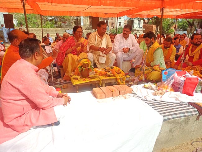 भूमि पूजन करते भूमि पूजन करते