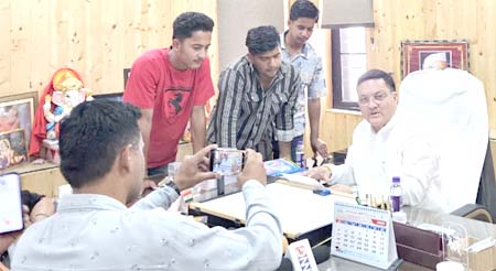 एमबीपीजी काॅलेज में पार्किंग के लिए मेयर से मिले छात्र, सौंपा ज्ञापन एमबीपीजी काॅलेज में पार्किंग के लिए मेयर से मिले छात्र, सौंपा ज्ञापन