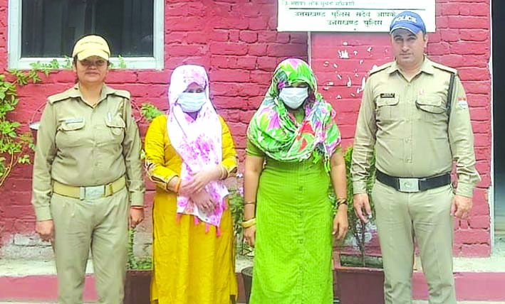पुलिस गिरफ्त में आरोपित महिलाएं पुलिस गिरफ्त में आरोपित महिलाएं