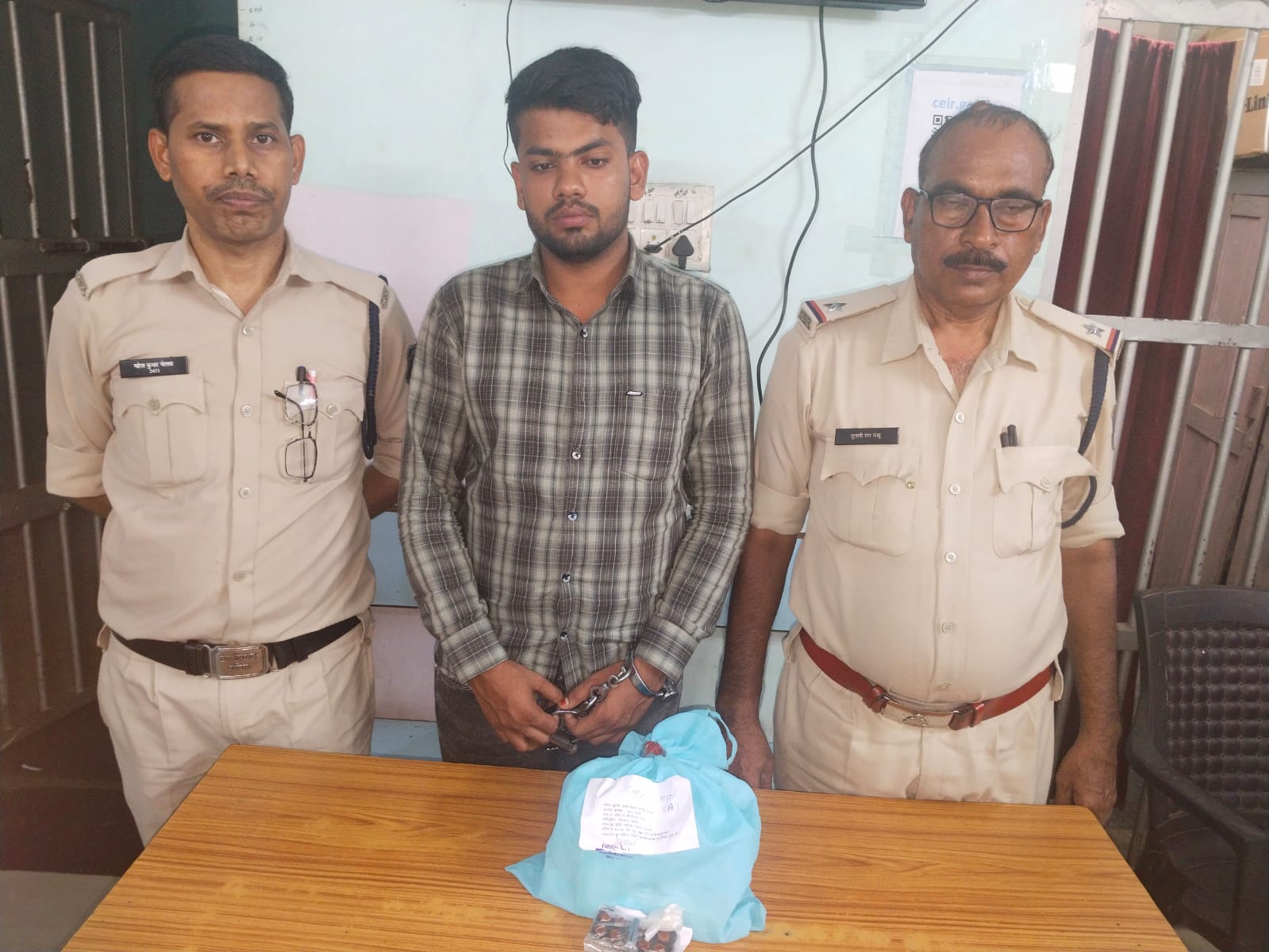 नशीली टेबलेट के साथ अंतर्राज्यीय आरोपित गिरफ्तार नशीली टेबलेट के साथ अंतर्राज्यीय आरोपित गिरफ्तार