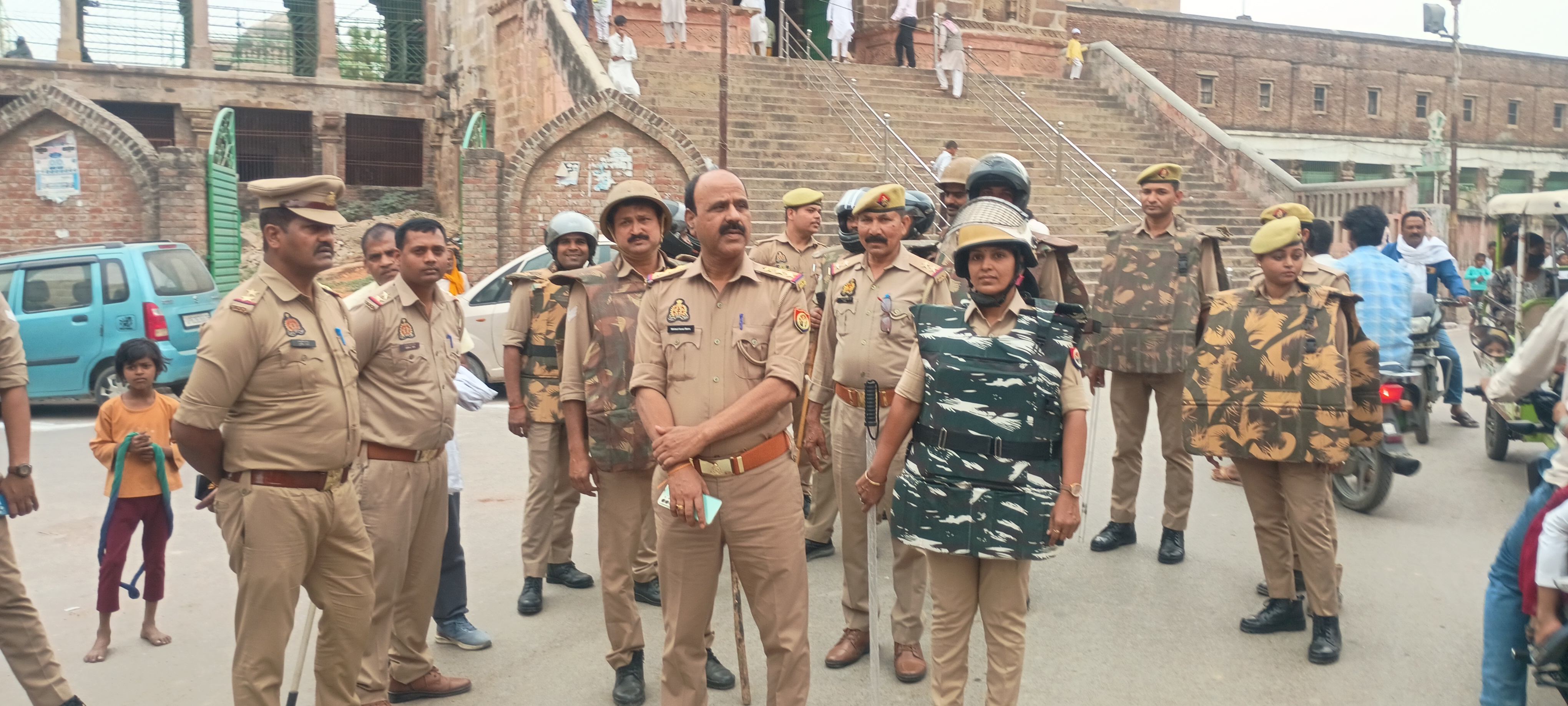 अटाला मस्जिद पर सुरक्षा व्यवस्था का जायजा लेते पुलिस के जवान अटाला मस्जिद पर सुरक्षा व्यवस्था का जायजा लेते पुलिस के जवान