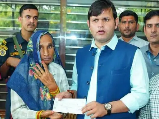 नया गांव की राजवंती को सवा लाख रुपए का चेक देते हुए खेल राज्यमंत्री गौरव गौतम। नया गांव की राजवंती को सवा लाख रुपए का चेक देते हुए खेल राज्यमंत्री गौरव गौतम।