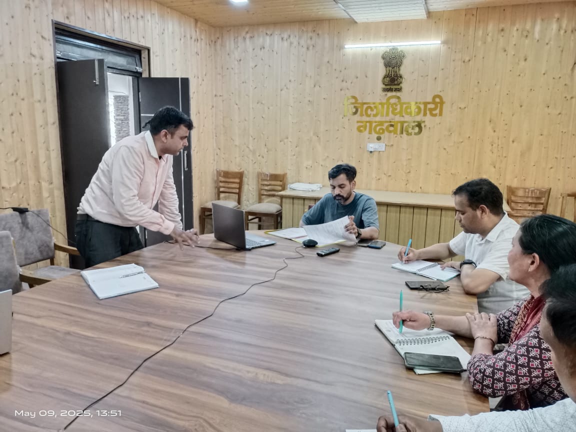 यमकेश्वर अधिकारों की बैठक लेते डीएम यमकेश्वर अधिकारों की बैठक लेते डीएम