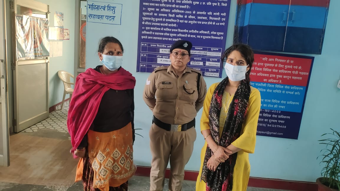 पुलिस की गिरफ्त में आरोपी महिलाएं पुलिस की गिरफ्त में आरोपी महिलाएं