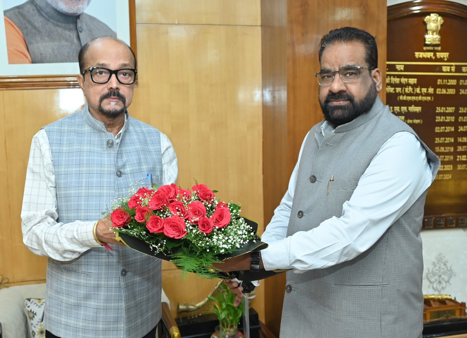 राज्यपाल रमेन डेका से राजभवन में महात्मा गांधी उद्यानिकी एवं वानिकी विश्वविद्यालय दुर्ग के कुलपति प्रोफेसर रवि आर. सक्सेना सौजन्य मुलाकात करते हुए राज्यपाल रमेन डेका से राजभवन में महात्मा गांधी उद्यानिकी एवं वानिकी विश्वविद्यालय दुर्ग के कुलपति प्रोफेसर रवि आर. सक्सेना सौजन्य मुलाकात करते हुए