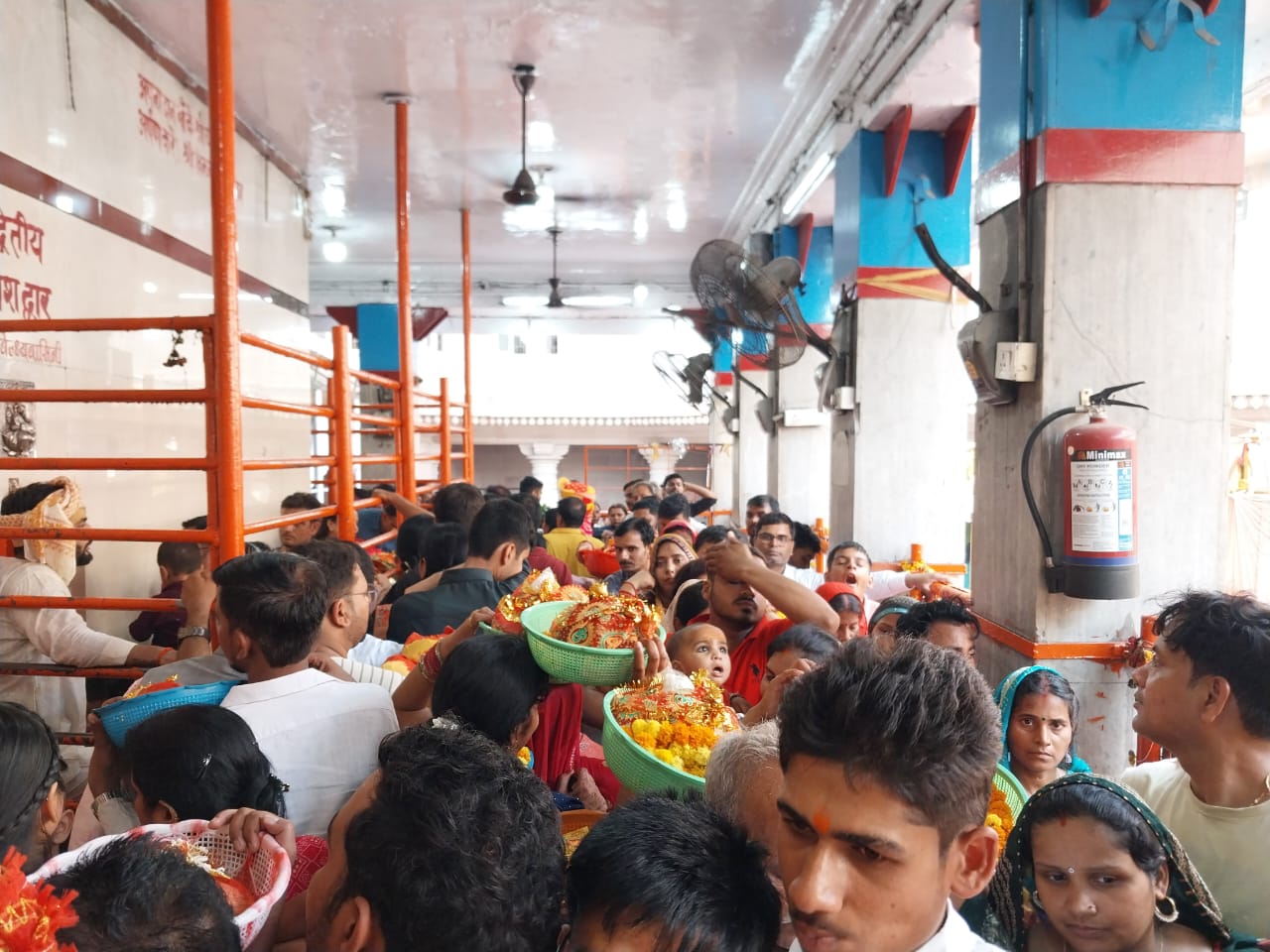 विंध्यधाम में भक्तों की भीड़। विंध्यधाम में भक्तों की भीड़।