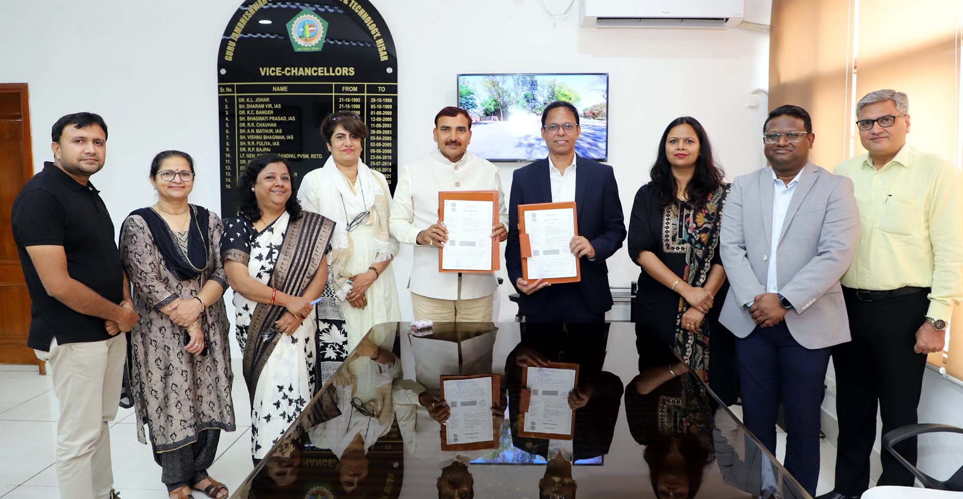 कुलपति प्रो. नरसी राम बिश्नोई व यूरोफिंस एनालिटिकल सर्विसिज इंडिया प्राइवेट लिमिटेड के प्रबंध निदेशक डा. पंकज जैमिनी एग्रीमेंट का आदान-प्रदान करते हुए। कुलपति प्रो. नरसी राम बिश्नोई व यूरोफिंस एनालिटिकल सर्विसिज इंडिया प्राइवेट लिमिटेड के प्रबंध निदेशक डा. पंकज जैमिनी एग्रीमेंट का आदान-प्रदान करते हुए।